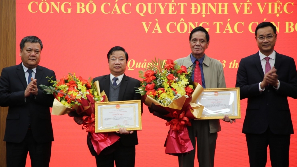 bi_thu_tinh_uy_va_chu_tich_ubnd_tinh_quang_binh_tang_hoa_va_trao_bang_khen_cua_ubnd_tinh_tang_can_bo_lanh_dao_cap_tinh_xin_nghi_huu_truoc_tuoi_tien_phong_trong_thuc_hien_nghi_quyet_so_18_.jpg