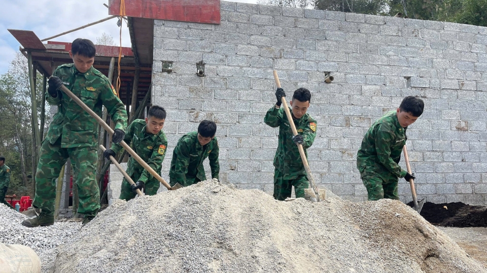 bo_doi_bien_phong_cao_bang_chung_tay_cung_nhan_dan_bien_gioi_xoa_nha_tam_nha_dot_nat.jpg