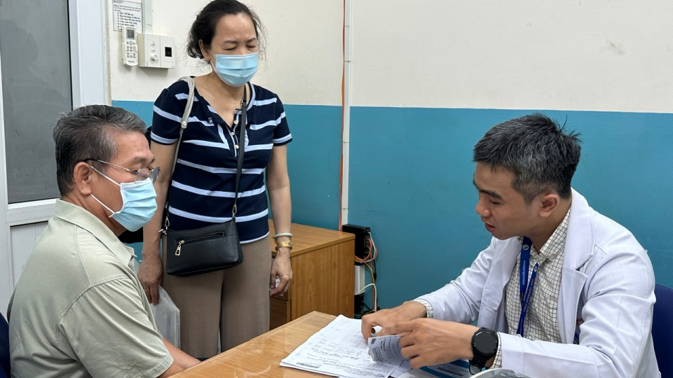 bs.ckii_nguyen_phuc_nguyen_dang_trao_doi_voi_nguoi_benh_va_nguoi_nha_trong_dot_tai_kham_gan_nhat_anh_bvcc_.png