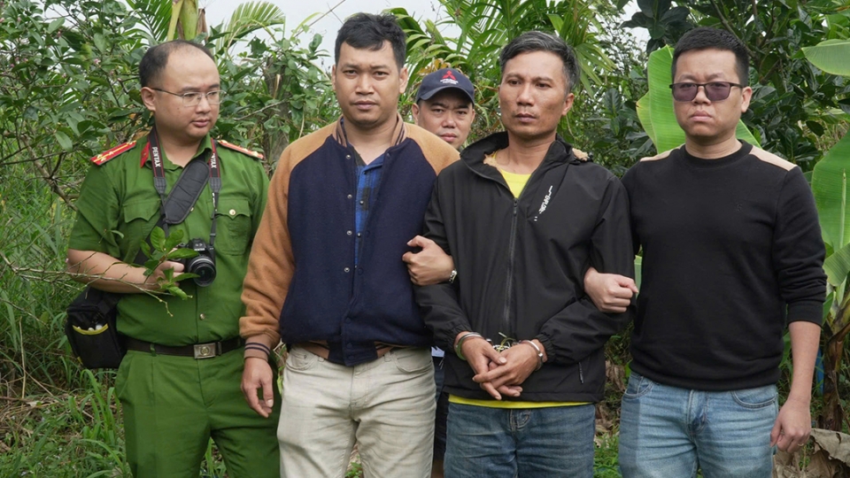 cong_an_dan_giai_doi_tuong_duy_den_hien_truong_noi_xay_ra_vu_trom_anh_cong_an.jpg