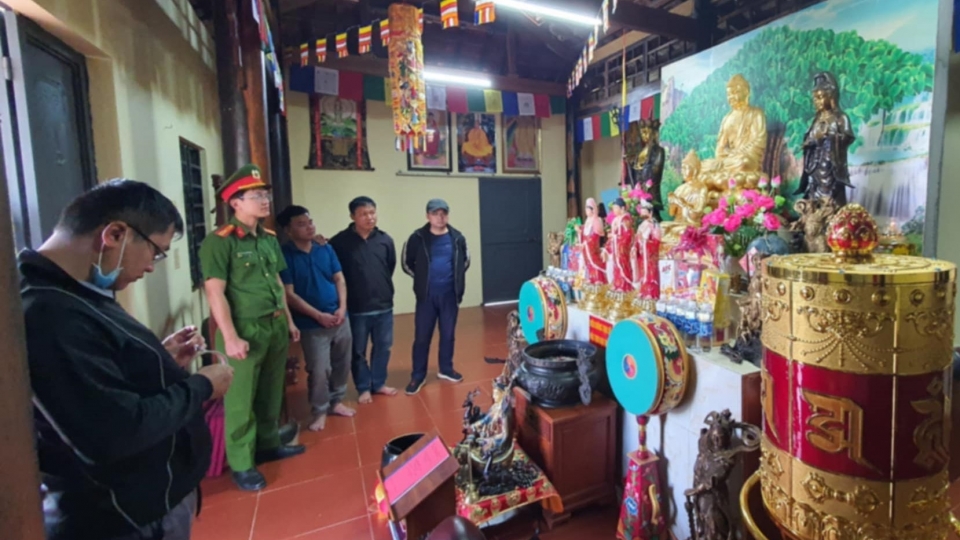 cong_an_kham_xet_tinh_that_cua_vo_chong_tuan_o_huyen_ea_hleo_tinh_dak_lak._.jpg