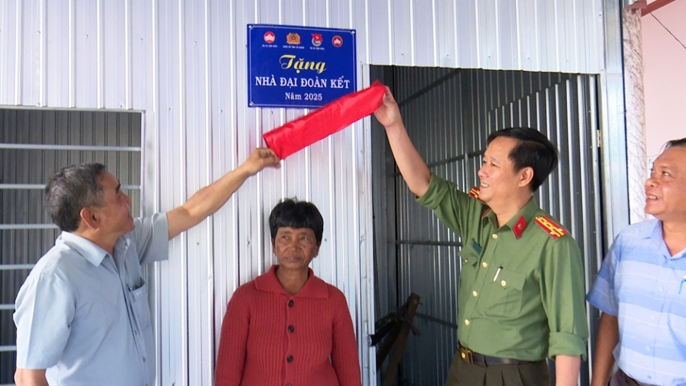 cong_an_tinh_an_giang_ban_giao_nha_dai_doan_ket_cho_nguoi_dan_tren_dia_ban_tinh.jpg