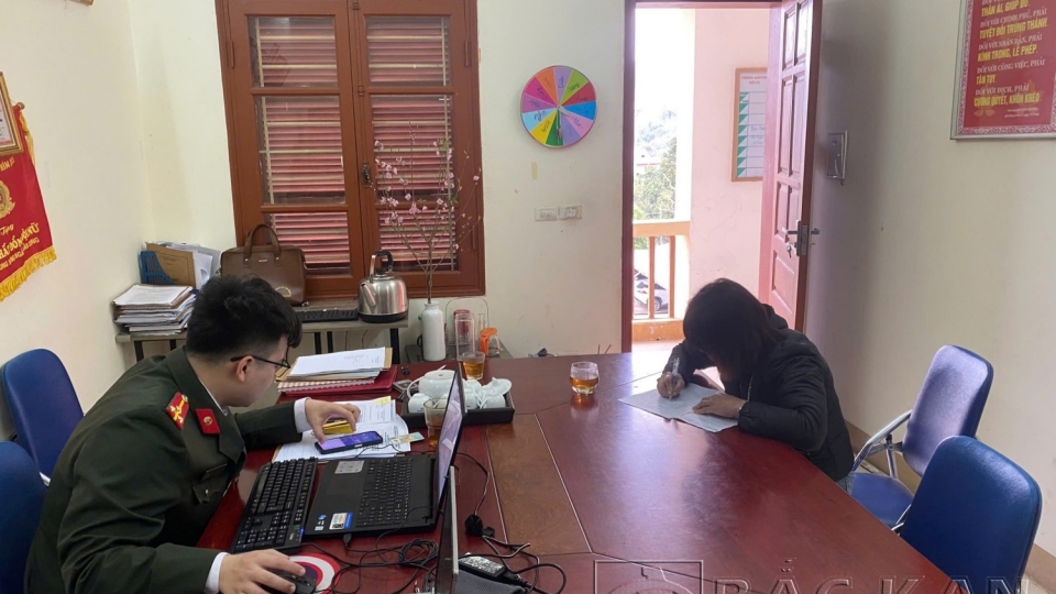 cong_an_tinh_bac_kan_lam_viec_voi_cac_doi_tuong_co_hanh_vi_dang_tai_thong_tin_gay_anh_huong_xau_den_du_luan_anh_cong_an_bac_kan.jpg