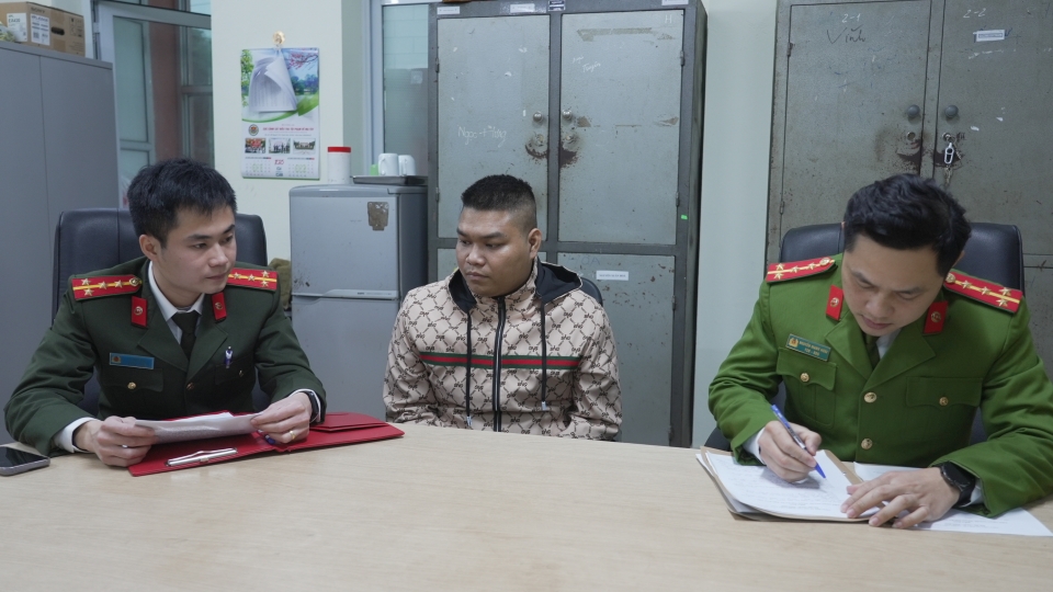 cong_an_tinh_cao_bang_lam_cac_thu_tuc_tiep_nhan_ra_dau_thu_doi_voi_luu_van_son_nguon_cong_an_cao_bang.jpg