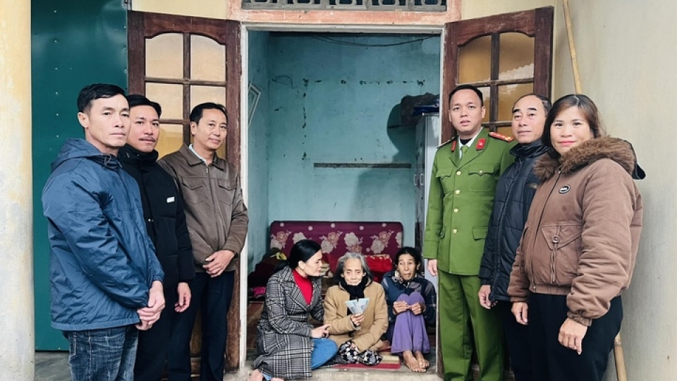 cong_an_xa_o_quang_tri_giup_hai_canh_doi_bat_hanh_bi_roi_tien_dip_tet.jpg