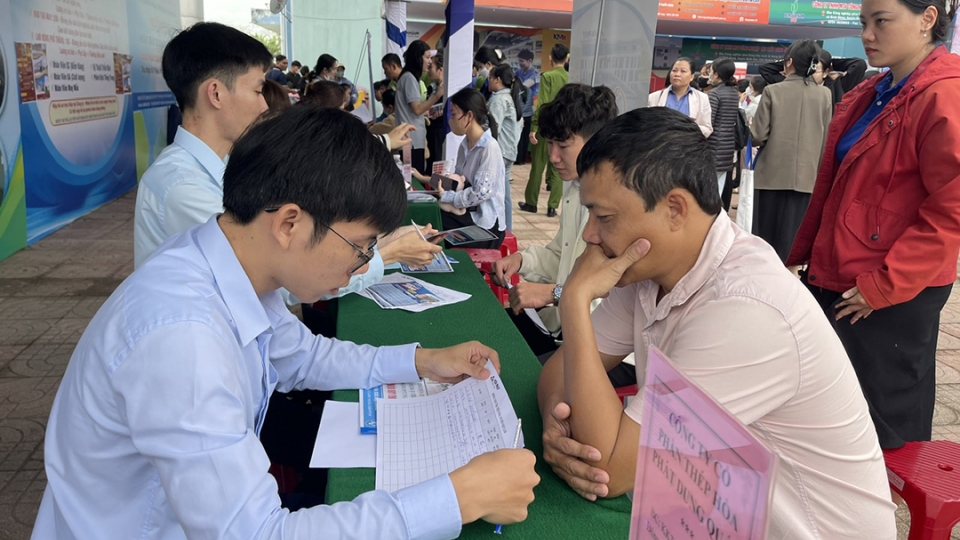 cong_ty_co_phan_thep_hoa_phat_dung_quat_dang_tu_van_cho_nguoi_lao_dong_den_tim_viec.jpg