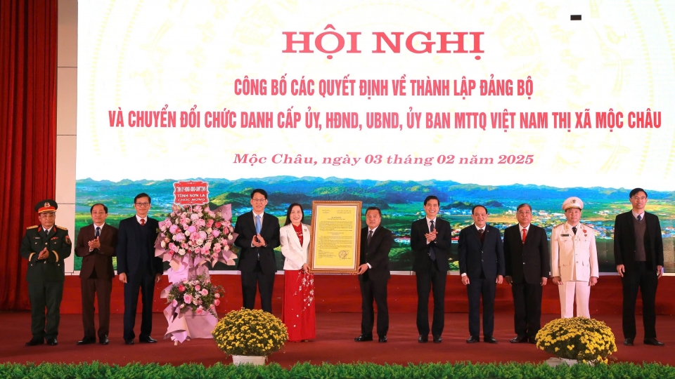 dong_chi_bi_thu_tinh_uy_trao_quyet_dinh_cua_ban_chap_hanh_dang_bo_tinh_ve_thanh_lap_dang_bo_thi_xa_moc_chau.jpg