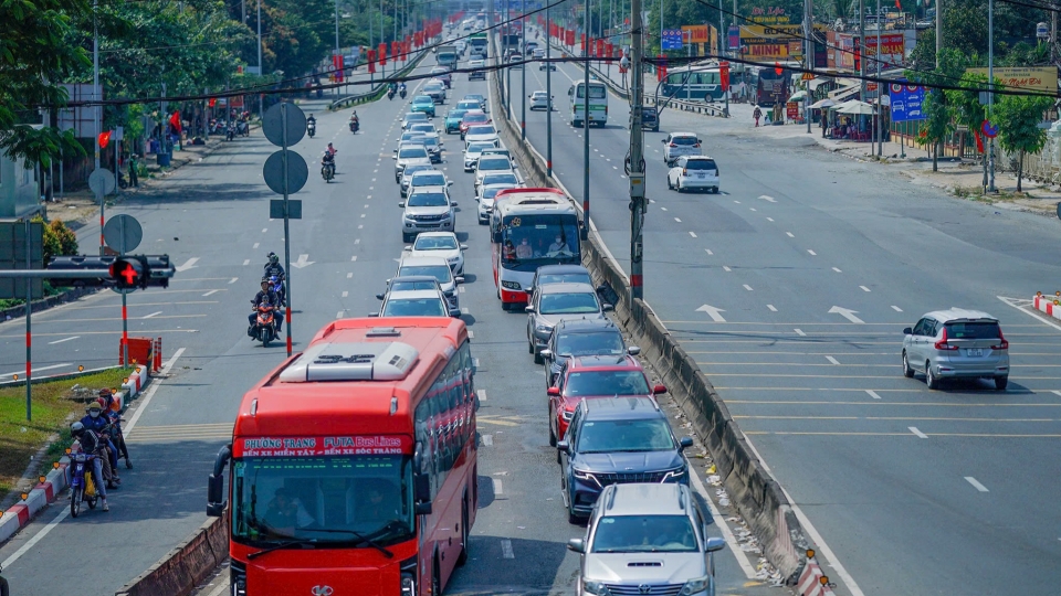 dong_phuong_tien_dong_dan_dang_do_ve_tp.hcm_luc_16h_tai_cau_vuot_binh_thuan_binh_chanh_anh_nguyen_quang_.jpg