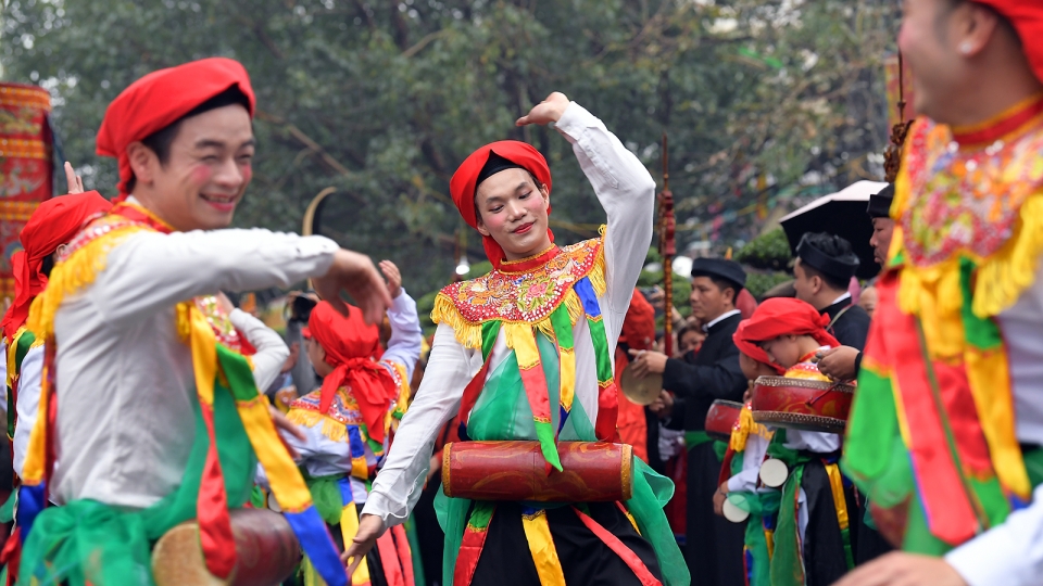 Trai làng Triều Khúc giả gái múa “con đĩ đánh bồng” dưới mưa xuân