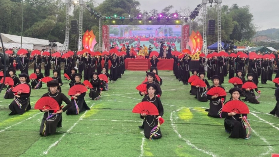 Festival in Bac Kan draws crowds praying for a peaceful year