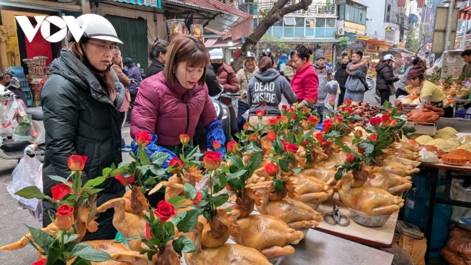 Hanoi’s market bustling for First Full Moon Festival