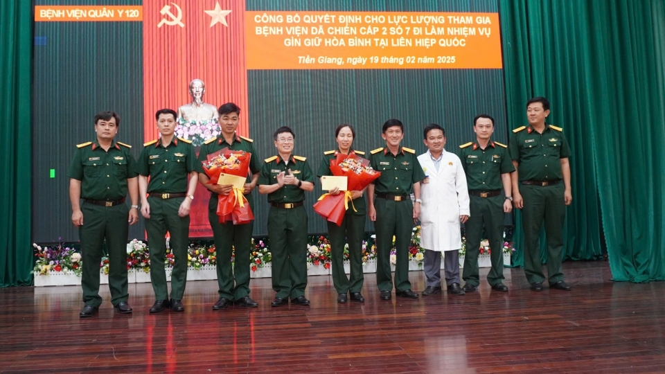 hai_ca_nhan_di_lam_nhiem_vu_duoc_tang_nhung_bo_hoa_tuoi_tham.jpg