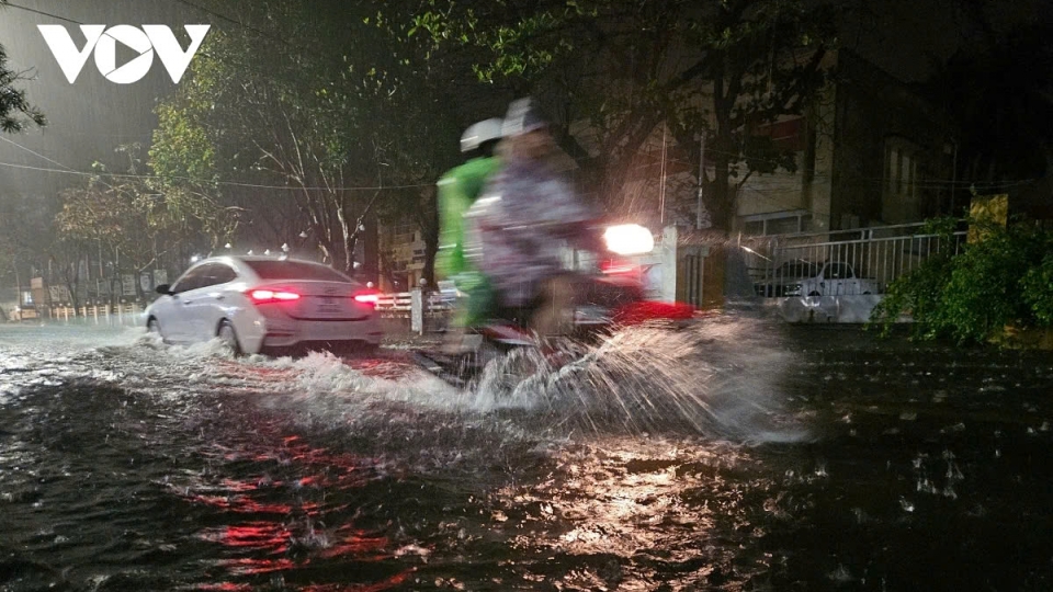 heavy_rain_floods_major_streets_in_phu_yen.jpg