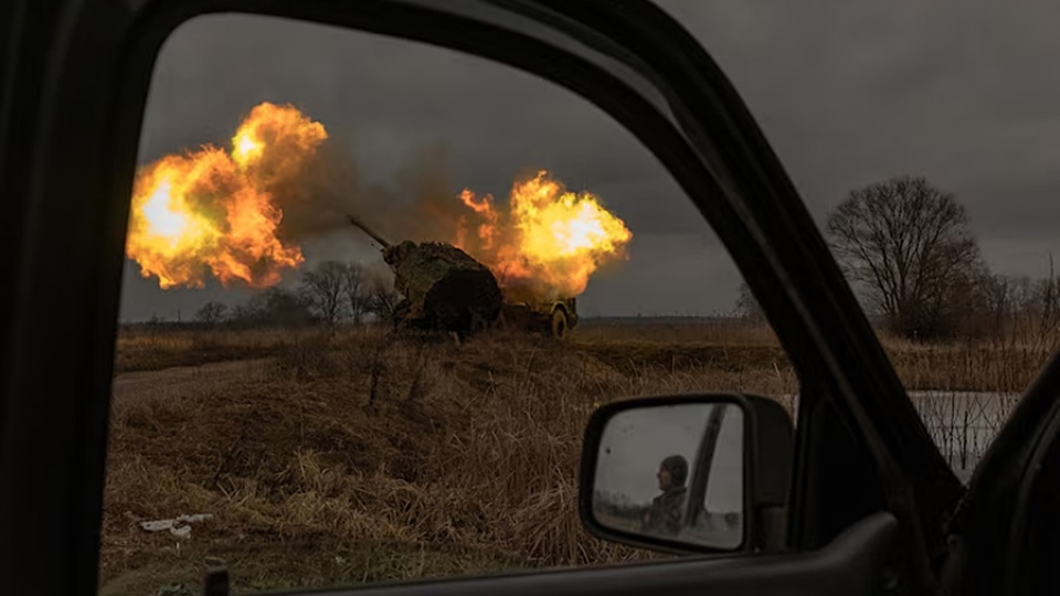hoa luc Ukraine na phao ve phia quan Nga o Donetsk -getty.jpg