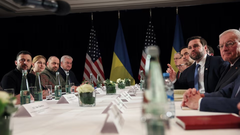 hoi nghi an ninh Munich 2025, tong thong Ukraine Zelensky, fo tong thong My Vance -reu.jpg