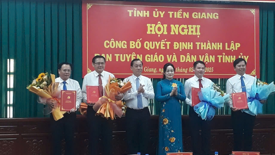 lanh_dao_tinh_uy-_ubnd_tinh_tien_giang_tang_hoa_chuc_mung_lanh_dao_ban_tuyen_giao_va_dan_van_tinh_uy_moi_thanh_lap._1.jpg