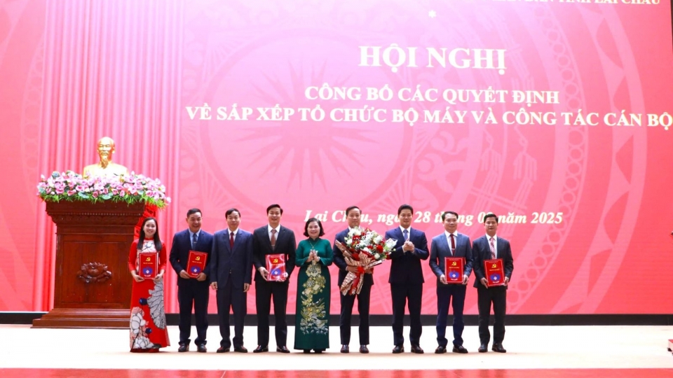 lanh_dao_tinh_uy_lai_chau_tang_hoa_chuc_mung_ban_tuyen_giao_va_dan_van_tinh_uy_20250228184557.jpg