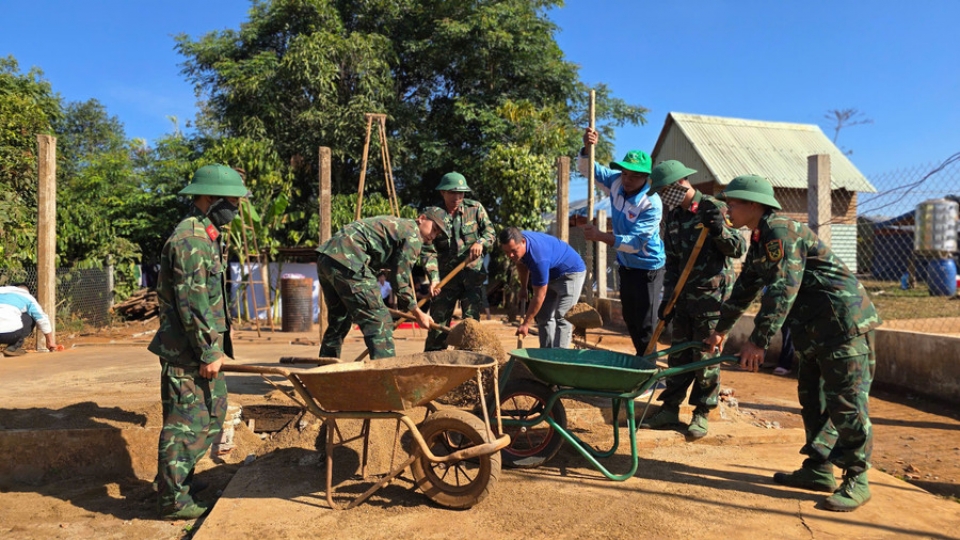 luc_luong_quan_doi_tham_gia_gop_suc_cung_dia_phuong_xoa_nha_tam_nha_dot_nat.jpg