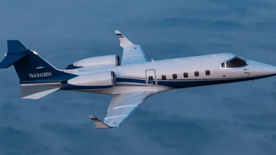 may bay thuong mai, may bay cho khach dang nho Learjet 55, may bay phan luc -aviator insider.jpg