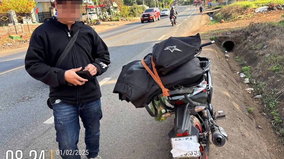 mot_tai_xe_xu_dung_khau_trang_che_bien_so_xe_anh_ca.jpg