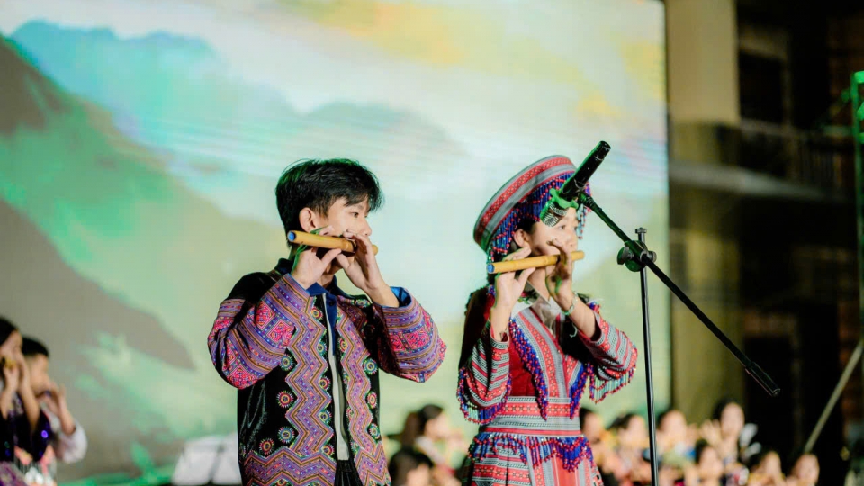 ngoai_thoi_o_cac_phien_cho_le_tet_sao_mong_con_la_tiet_muc_rat_dac_sac_tham_gia_cac_hoi_dien_van_nghe.jpg
