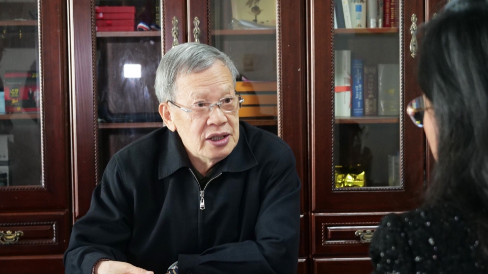 nha_bao_lao_thanh_trung_quoc_lang_duc_quyen_tra_loi_phong_van_cua_phong_vien_vov_tai_bac_kinh.jpg