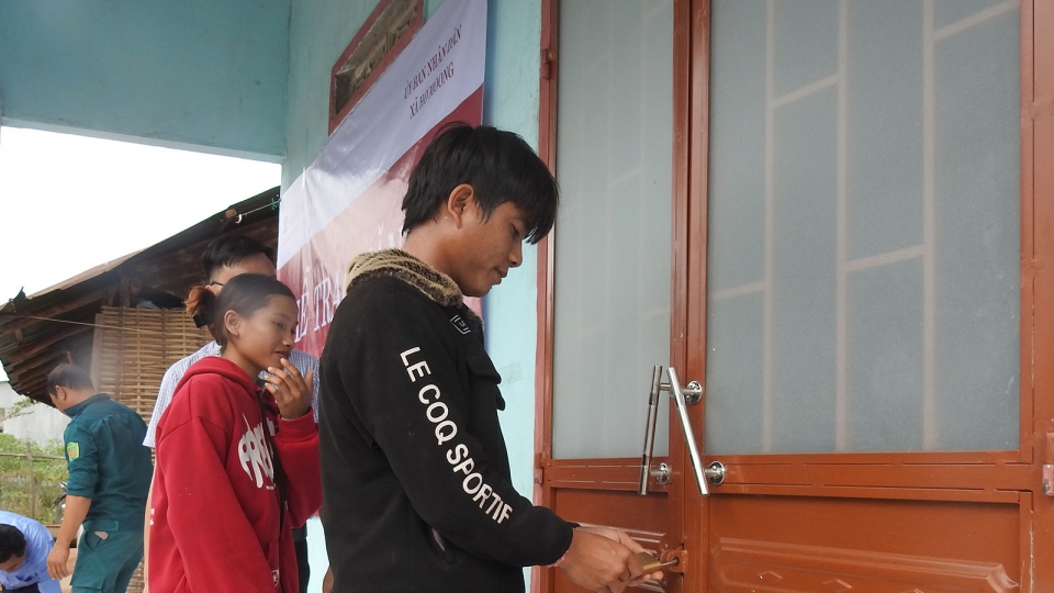 niem_vui_duoc_trao_chia_khoa_vao_nha_moi_cua_mot_ho_dan_o_xa_ho_moong_huyen_sa_thay_tinh_kon_tum.jpg