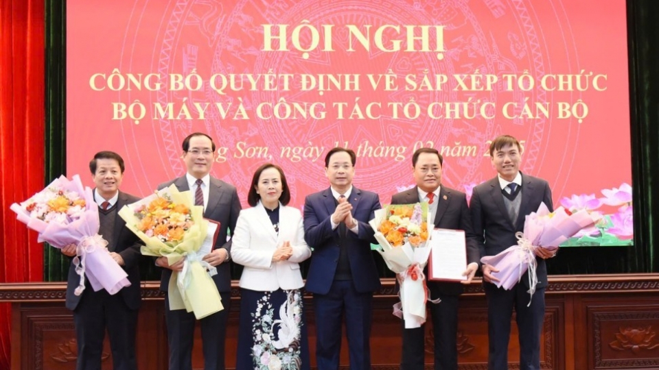 ong_hoang_van_nghiem_bi_thu_tinh_uy_truong_doan_dai_bieu_quoc_hoi_tinh_lang_son_va_ba_doan_thi_hau_pho_bi_thu_thuong_truc_tinh_uy_chu_tich_hdnd_tinh_trao_quyet_dinh_va_tang_hoa_chuc_mung_lanh_dao_.jpg