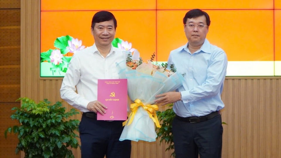 ong_le_quoc_phong_bi_thu_tinh_uy_dong_thap_da_trao_quyet_dinh_cua_ban_bi_thu_trung_uong_dang_cho_ong_pham_thien_nghia_20250210101901.jpg