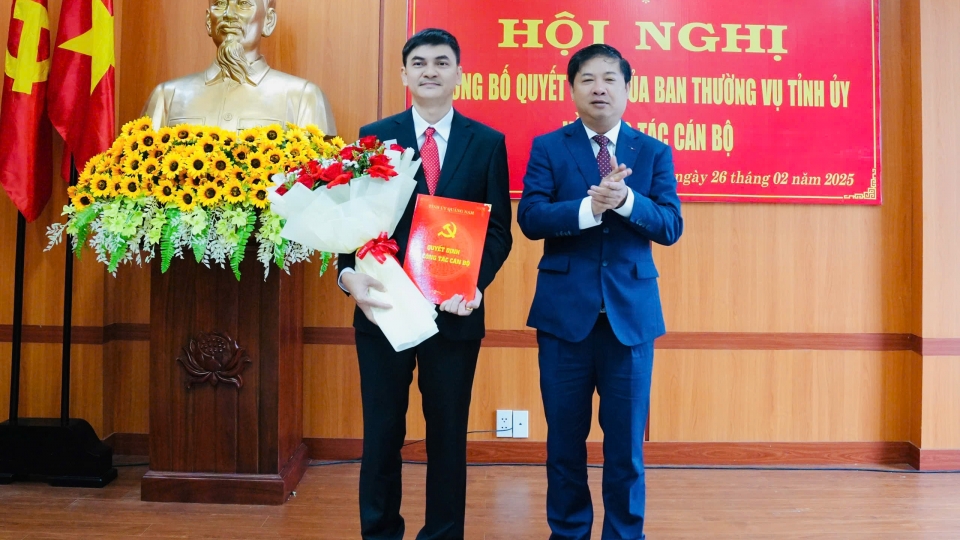 ong_luong_nguyen_minh_triet_bi_thu_tinh_uy_quang_nam_trao_quyet_dinh_va_tang_hoa_chuc_mung_ong_cao_thanh_hai_bi_thu_huyen_uy_duy_xuyen.jpg