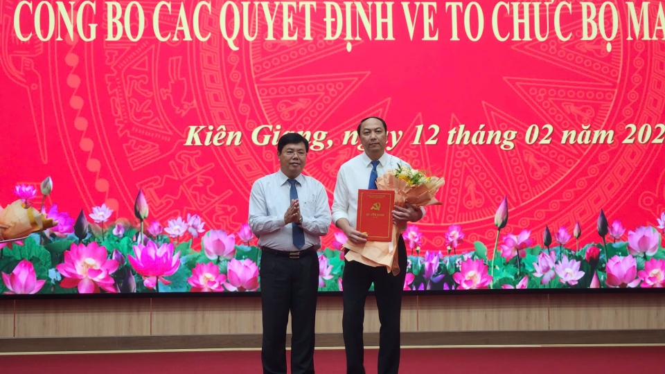 ong_nguyen_tien_haiuy_vien_trung_uong_dang_bi_thu_tinh_uy_kien_giang_trao_quyet_dinh_chi_dinh_ong_lam_minh_thanh_pho_bi_thu_thuong_truc_tinh_uy_giu_chuc_bi_thu_dang_uy_cac_co_quan_dang_tinh_nhiem_.jpg