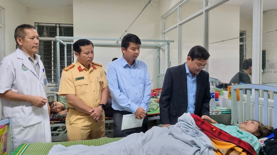 ong_nguyen_tu_cong_hoang_pho_chu_tich_ubnd_tinh_binh_dinh_nguoi_mac_ao_vet_tham_hoi_nan_nhan_trong_vu_lat_xe_khach_o_phu_yen.jpg