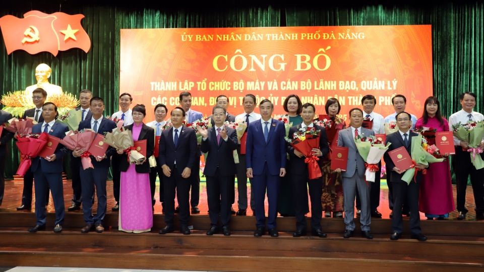 ong_nguyen_van_quang_dung_giua_hang_dau_bi_thu_thanh_uy_da_nang_va_lanh_dao_thanh_pho_trao_quyet_dinh_va_tang_hoa_chuc_mung_cac_can_bo_nhan_nhiem_vu_moi_.jpg