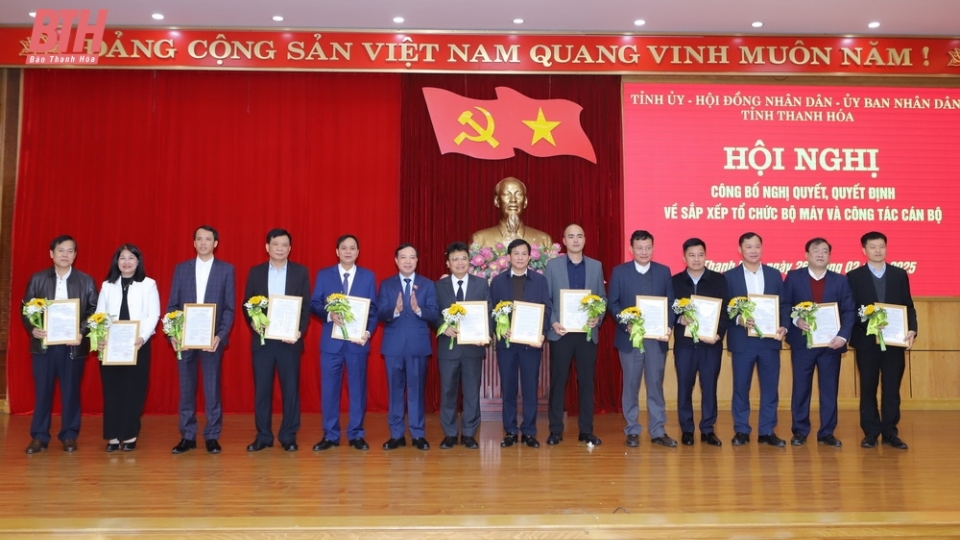 pho_bi_thu_thuong_truc_tinh_uy_chu_tich_hdnd_tinh_truong_doan_dbqh_tinh_lai_the_nguyen_trao_quyet_dinh_va_tang_hoa_chuc_mung_cac_dong_chi_vua_nhan_nhiem_vu_moi._anh_mh.jpg