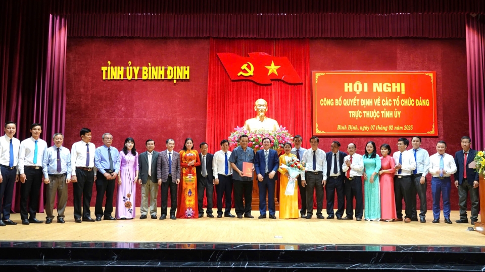 ra_mat_ban_chap_hanh_dang_bo_cac_co_quan_dang_tinh_binh_dinh._.jpg
