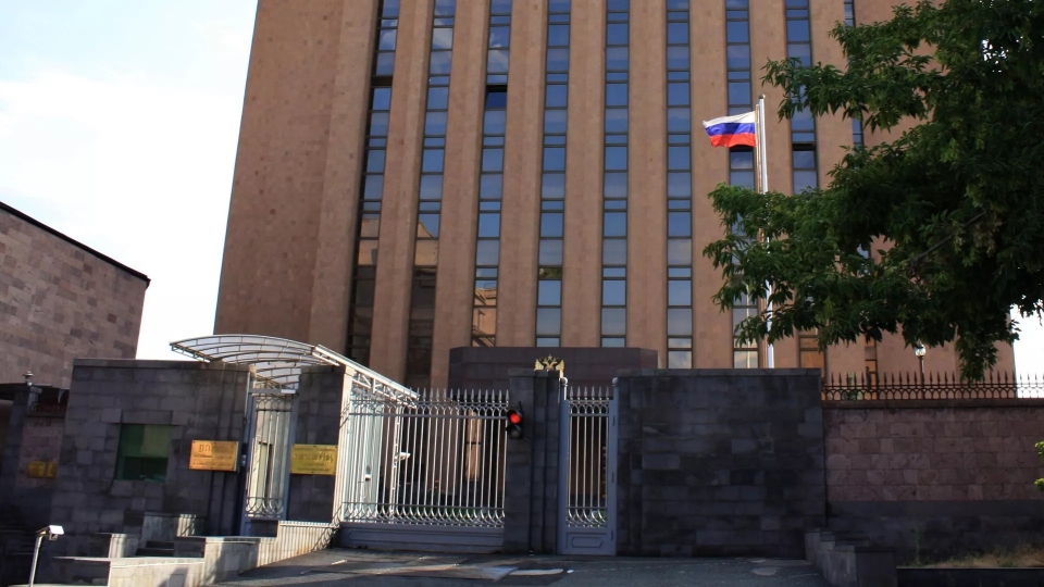 rs-dai_su_quan_nga_tai_thu_do_yerevan_armenia-_anh_ria_novosti.jpg