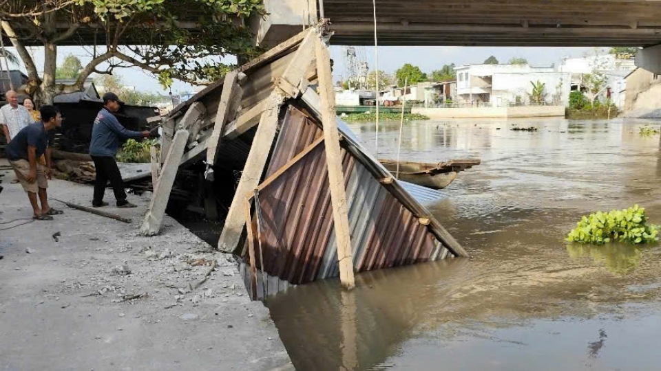 Hậu Giang xảy ra 2 vụ sụp đất, sạt lở bờ sông