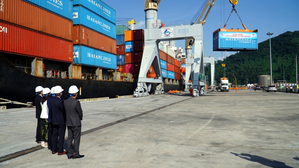 tai_le_khai_truong_tuyen_dich_vu_van_tai_container_noi_dia_dau_tien_den_cang_chan_may.jpg
