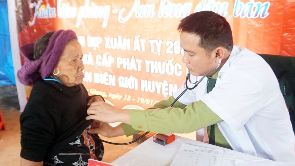 thieu_tac_sac_si_nguyen_van_quoc_tri_kham_benh_cho_dong_bao_khu_vuc_bien_gioi_viet_lao_20250223154544.jpg