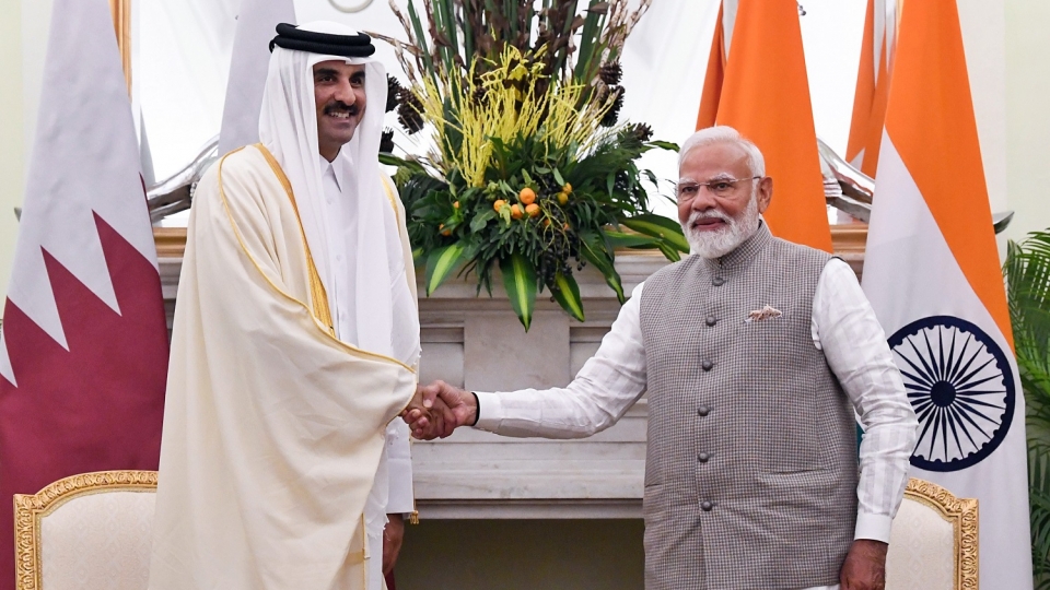 thu_tuong_narendra_modi_va_tieu_vuong_qatar_sheikh_tamim_bin_hamad_al_thani_bat_tay_nhau_trong_le_ky_ket_cac_thoa_thuan_giua_hai_nuoc_ngay_18_2_anh_ani.jpg