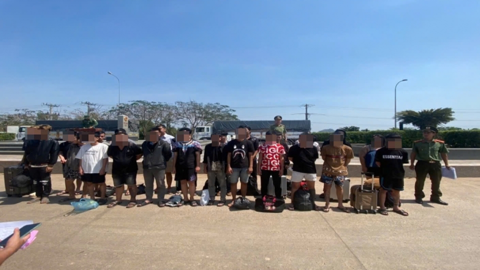 tiep_nhan_24_cong_dan_viet_nam_do_phia_campuchia_trao_tra_tai_tai_cot_moc_313_tinh_kien_giang_.jpg