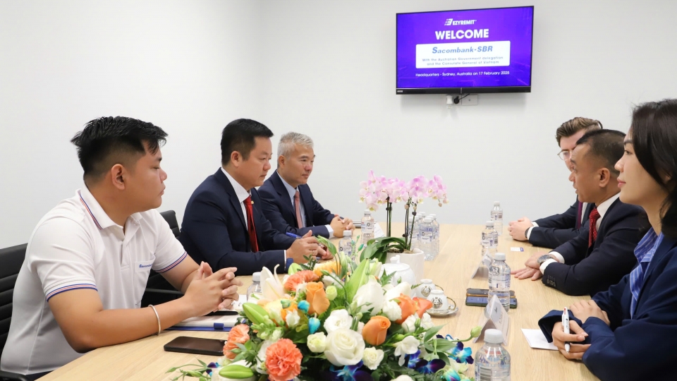 tong_lanh_su_nguyen_thanh_tung_va_tong_giam_doc_sacombank_sbr_lam_viec_voi_cong_ty_ezyremit._nguon_viet_nga_vov.jpg