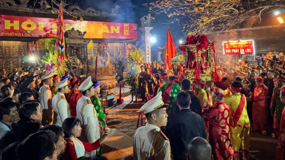 Thousands of pilgrims flock to Tran Temple for seal opening ceremony