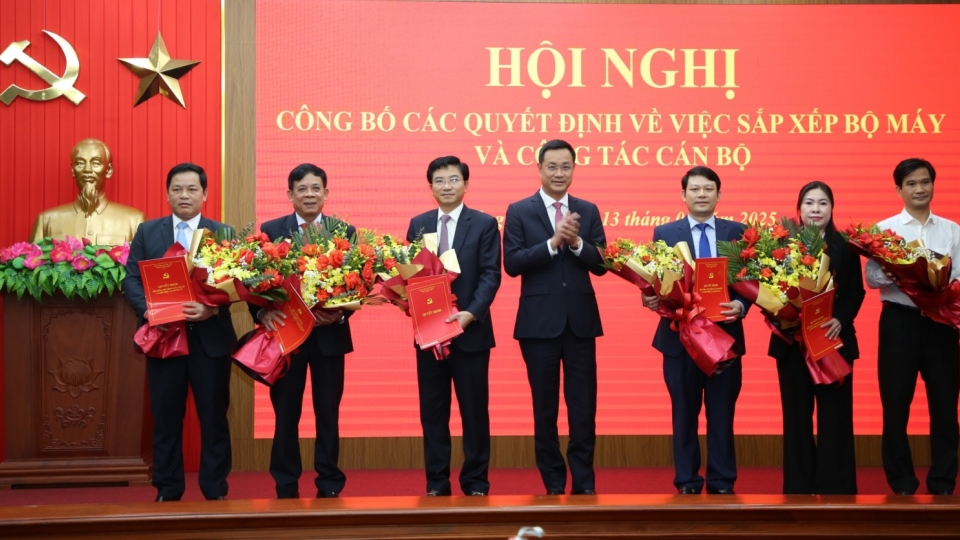 trao_quyet_dinh_dieu_dong_chi_dinh_truong_ban_va_cac_pho_ban_cua_ban_tuyen_giao_va_dan_van_tinh_uy_quang_binh.jpg