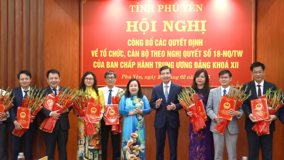 trao_quyet_dinh_tang_hoa_chuc_mung_cac_can_bo_cap_truong_phu_trach_dieu_hanh_cac_so_ban_nganh_va_van_phong_ubnd_tinh_20250221132813.jpg