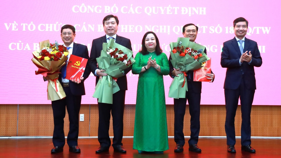vov_thuong_truc_tinh_uy_phu_yen_trao_quyet_dinh_va_tang_hoa_cho_cac_can_bo_duoc_dieu_dong_vi_tri_cong_tac_moi_20250219110706.jpg