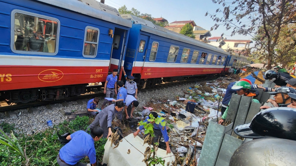 Hà Nội: Va chạm với tàu hỏa, nam tài xế giao hàng tử vong