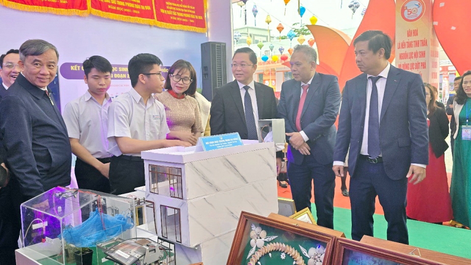 Ông Lương Nguyễn Minh Triết, Bí thư Tỉnh uỷ Quảng Nam (ngoài cùng bên phải) tham quan các gian trưng bày..jpg