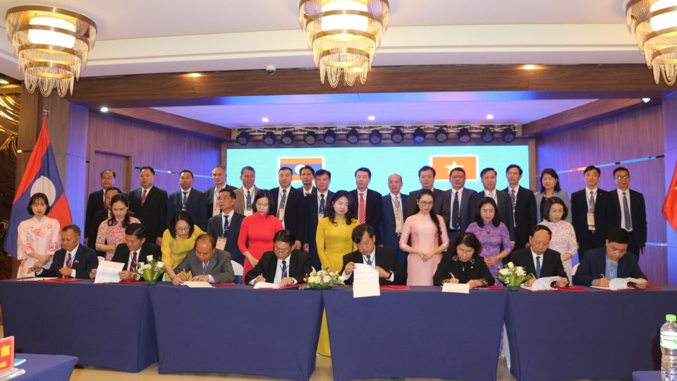Đại diện các tỉnh ký kết biên bản ghi nhớ về công tác phòng, chống ma túy trên biên giới.jpg