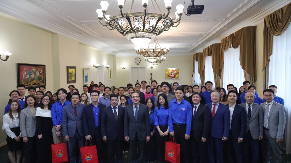 Đại sứ Đặng Minh Khôi và các đại biểu chụp ảnh lưu niệm với đại diện thanh niên, sinh viên Việt Nam tại Nga.jpg